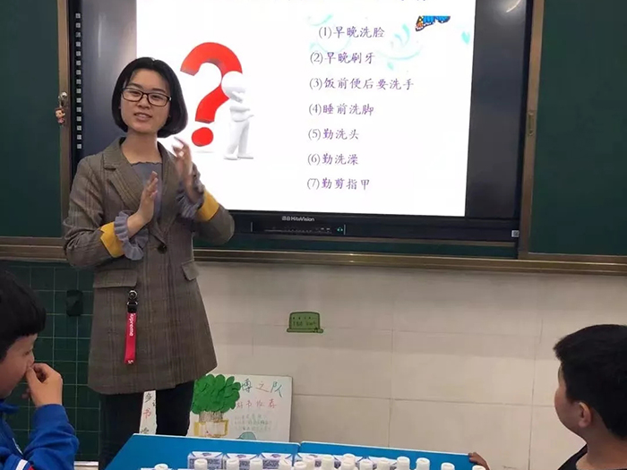 老师讲得认真，学生学得仔细