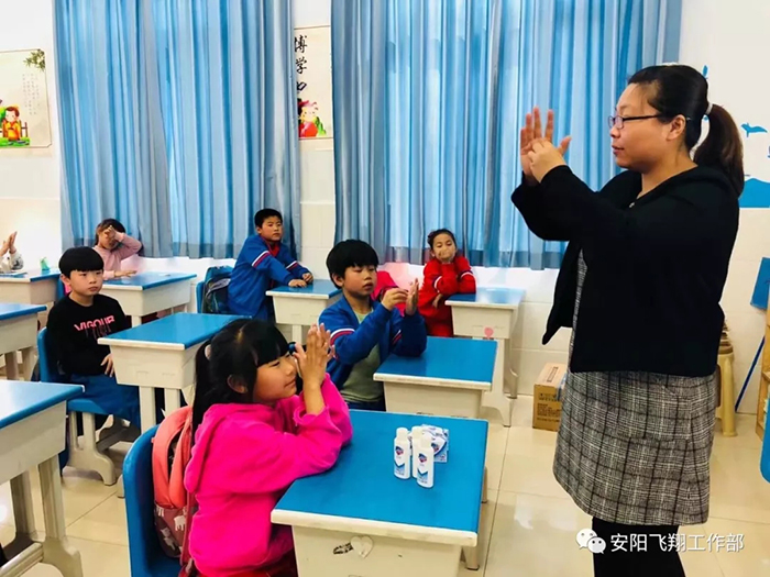 老师给孩子们示范如何正确洗手